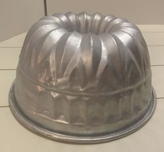 Vintage Cake Jello Mold Aluminum Bundt Fluted Tube Pan Taiwan - £13.81 GBP