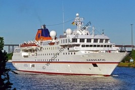 ap0642 - Bahamas Flag Liner - Hanseatic , built 1991 - photograph 6x4 - $2.80