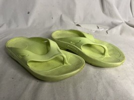 OOFOS Size 6.5 US 37 EU Women Sandal Flip Flop Bright Green Synthetic - £23.74 GBP