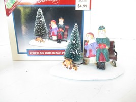 LEMAX 53148 DICKENSVALE VILLAGE ACCESSORY PARK BENCH PEOPLE  LotD - $168.34 MXN