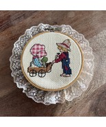 Completed Needlepoint Boy &amp; Girl/Wagon Framed Round Wooden Hoop 4” Lace ... - $218.19 MXN