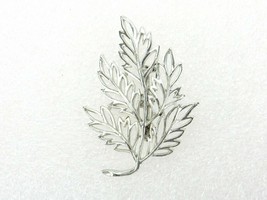 Vintage Costume Jewelry, Vintage Leaf Cut Out Brooch. Silver Tone. PIN77 - £7.00 GBP