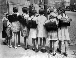 Photo Vintage of Children on their way home from school 1930 - £5.49 GBP+