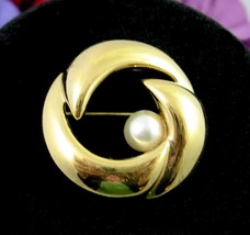 N API Er Faux Pearl Triple Swirl Pin Vintage Brooch In Goldtone Circle 1 3/8&quot; - £15.02 GBP