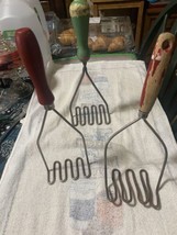 3/Vintage Kitchen Potato Mashers Wooden Handled Utensil Chippy - $376.92 MXN