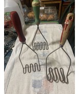 3/Vintage Kitchen Potato Mashers Wooden Handled Utensil Chippy - $374.14 MXN