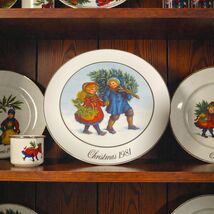 Avon Christmas Memories Plate 1981 First Edition “Sharing the Christmas ... - $19.80