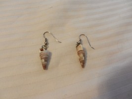 Women&#39;s Vintage White &amp; Brown Spiral Sea Shell Dangle Pierced Earrings - £24.03 GBP