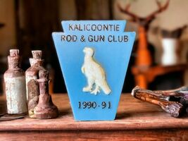 KALICOONTIE Rod &amp; Gun Club Plastic Pheasant  Pin Button Columbia County ... - $10.87
