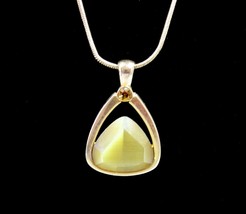Golden Brown Triangle Gem Pendant Vintage Necklace Goldtone Rounded Chain 18&quot; - £13.38 GBP