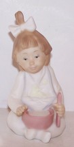 Adorable 1991 Golden Memories Daisa Spain Baby Girl Sitting Eating Food Figurine - £26.10 GBP