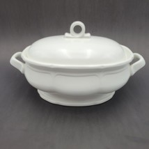 French Countryside by Mikasa 2.5 Quart Oval Covered Casserole All White Scallop - £79.56 GBP