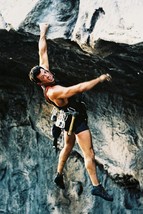 Sylvester Stallone in Cliffhanger hanging on cliff 18x24 Poster - £18.50 GBP