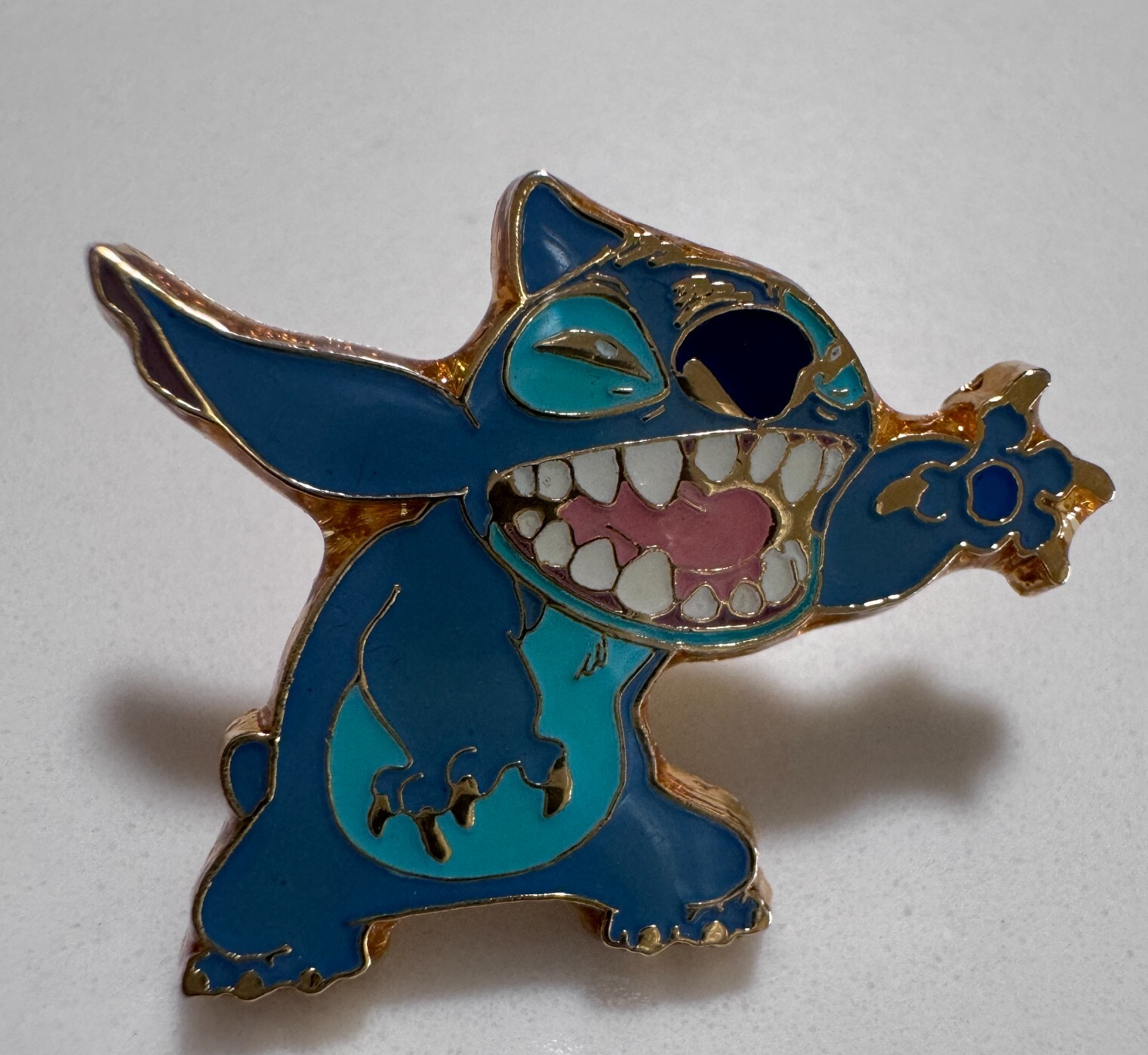 Disney Disneyland Store Stitch Smiling Waving Pin - $14.84