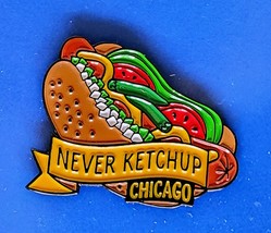 &quot;CHICAGO DOG&quot; - CHICAGO, ILLINOIS LAPEL PIN - &quot;NEVER KETCHUP&quot; VERY RARE ... - €3,43 EUR