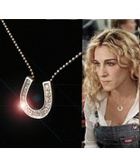 Sex the City SATC tribute: SJP Carrie&#39;s &#39;signature&#39; bling horseshoe neck... - $932.85 MXN