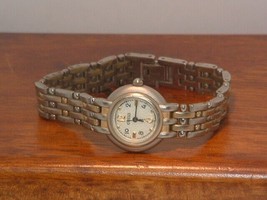 Pre-Owned Women’s Vintage Guess Analog Fashion Watch - $17.82