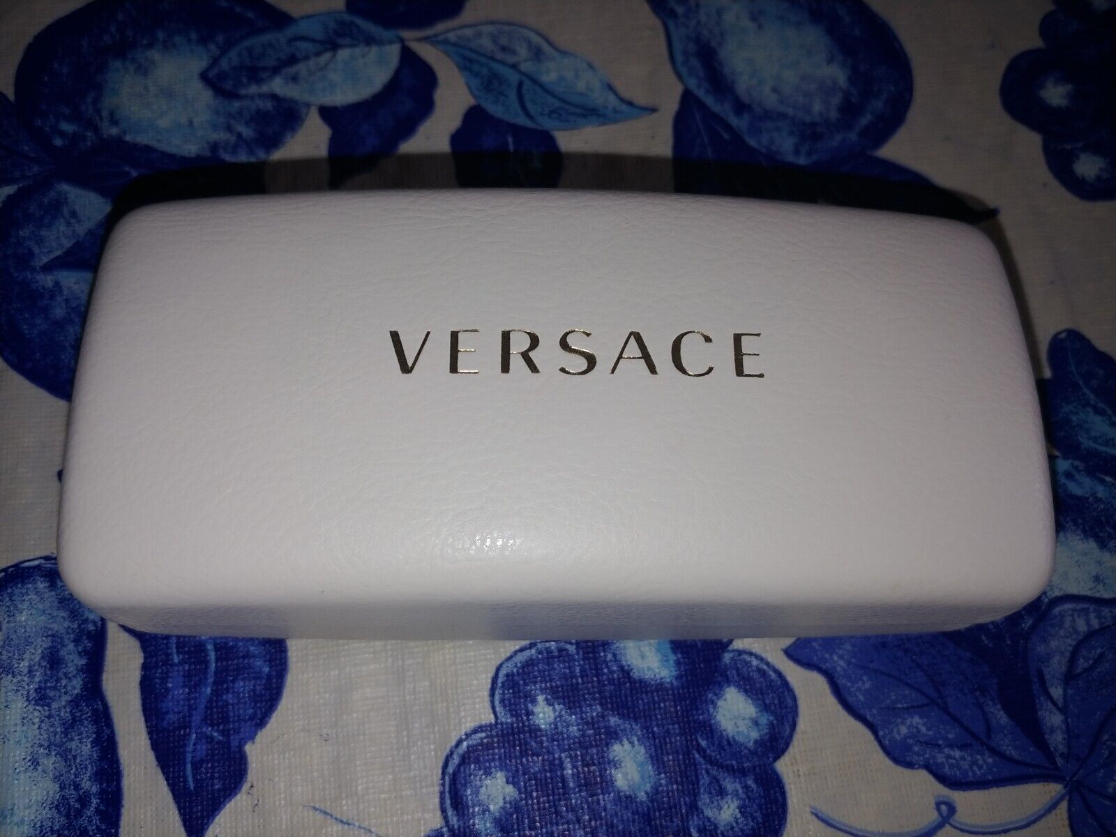 Primary image for VERSACE FAUX LEATHER WHITE HARD SHELL GLASSES/SUNGLASSES CASE W/CLEANER CLOTH