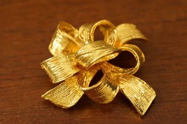 Vintage 1970s Estate Costume Jewelry Gold Tone 3D Looped Ribbon Bow Broo... - $18.50