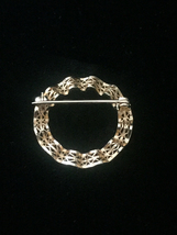 Vintage 50s Wavy Ribbon Filagree Gold Circle brooch image 3