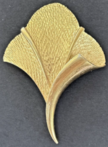 Vintage Signed Trifari Leaf Shaped Gold Tone Pin Brooch PB74 - £27.32 GBP
