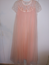 Vtg. Powers Model Ladies Long 2-PC Peach Sheer Penoir SET-S-NWOT-NYLON Tricot - £58.57 GBP