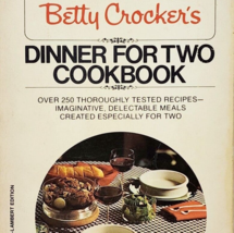 1982 Betty Crocker&#39;s Dinner For Two Cookbook Vintage Pocket Size Bantam - £14.94 GBP