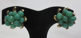 Vtg Green &amp; Gold Glass Beaded Clip Earrings Gold Tone - £19.87 GBP