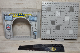 Lot LEGO Batman Logo 15626pb01 Panel + 45301 Wedge 16x4 + 15623pb001 - £5.89 GBP