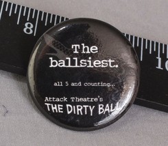 Pittsburgh Attack Theatre&#39;s Dirty Sfera Ballsiest Pin Pinback Spilla (g25 - £36.86 GBP