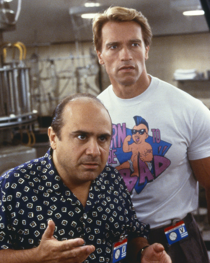Danny DeVito and Arnold Schwarzenegger in Twins side by side 16x20 Poster