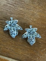 Vintage Clear Rhinestone Encrusted SIlvertone Maple Leaf Clip Earrings –1 x 1 in - £10.42 GBP