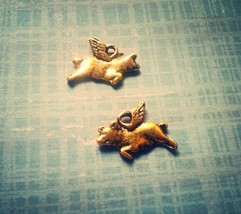 Flying Pig Charms Antiqued Gold When Pigs Fly Fairytale Pendants Bulk 25pcs - £4.30 GBP