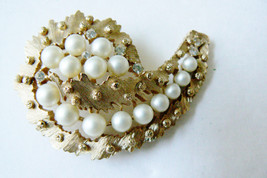 Vtg Trifari Gold Tone White Pearl Faux &amp; Crystal Paisley Pin Brooch - £44.42 GBP