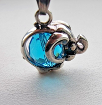 VINTAGE 925 STERLING SILVER BLUE FACETED ART GLASS ELEPHANT PENDANT - $505.35 MXN