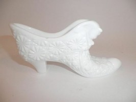 Fenton Miniature White Milk Glass Kitten Shoe Daisy &amp; Button Mint - £15.80 GBP