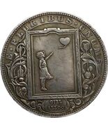 Chica de Banksy con medalla de fantasía globo - $18.66 CAD