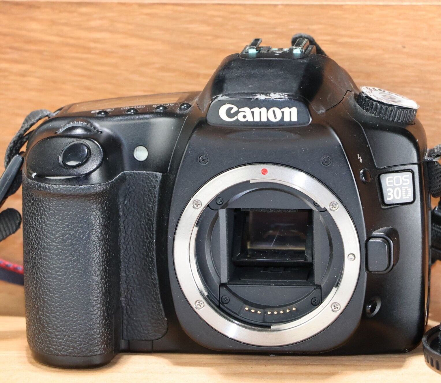 Canon EOS 30D 8.2MP Digital SLR DSLR camera Body *TESTED* W Battery Only - $49.45
