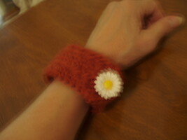Crocheted Bracelet Rust merino wool blend daisy button - $9.58 CAD