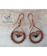 Handmade copper earrings: Teardrop with weave and garnet glass drop beads - €25,67 EUR