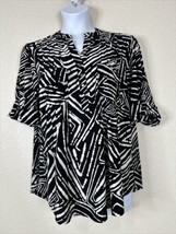 NWT Cocomo Womens Plus Size 1X Blk/Wht Abstract Pocket V-neck Blouse Half Sleeve - £22.62 GBP