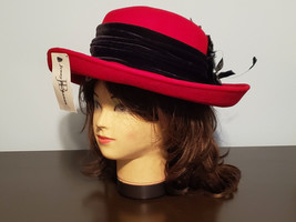 Vintage Jenny Buchanan Ladies Red w/ Black Feather &amp; Bow Hat (NEW) - £39.52 GBP