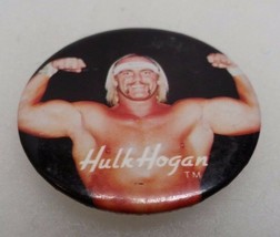 1985 Titan Sports Hulk Hogan Lapel Pin Button Rare - $147.38 MXN
