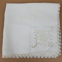 Vintage Farmhouse Lace & Cutouts 22x21 Inch Table Cloth Table Runner - €12,02 EUR Vintage Farmhouse Lace & Cutouts 22x21 Inch Table Cloth Table Runner - €12,02 EUR