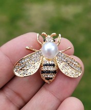 Honey Bee Brooch Vintage Look Queen Broach Gold Plated Celebrity Design Pin K45 - £19.65 GBP