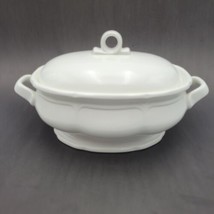 French Countryside by Mikasa 2.5 Quart Oval Covered Casserole All White Scallop - £83.35 GBP