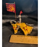 1997 Britains Toy Soldier Mounted Medieval Knight Horse Flag Metal Yello... - €25,61 EUR