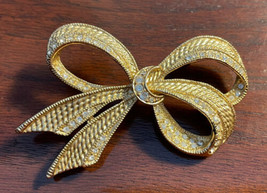 BOW BROOCH CHRISTMAS SIGNED ROMAN Vintage 2.5” Gold Tone  Crystal  Rhine... - £8.99 GBP