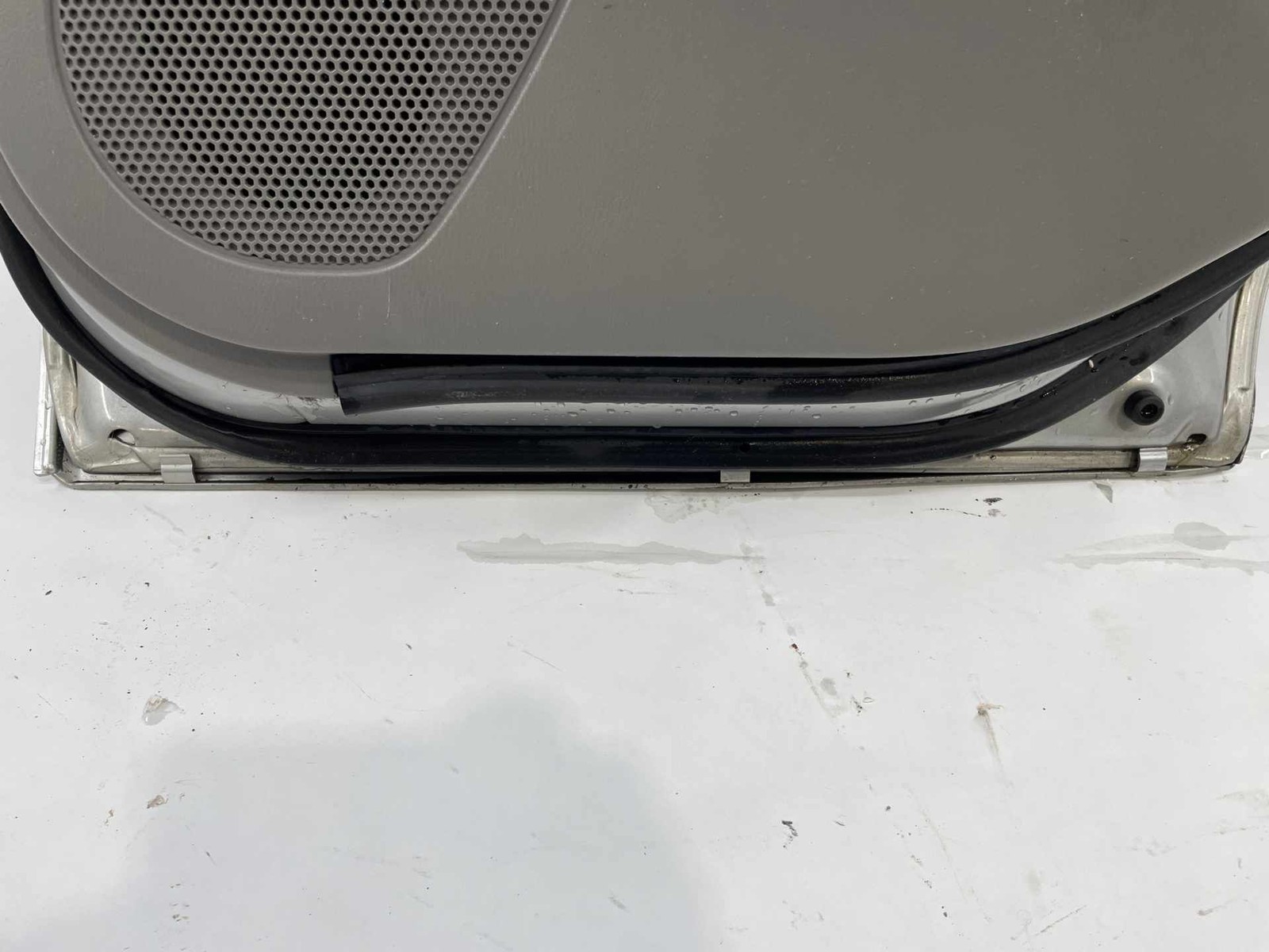 2006-2008 Subaru Forester RH Passenger Rear Driver door Assembly Scuffs Dent OEM Item image 13
