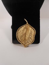 Vtg Bsk Signed Leaf Brooch Brushed Gold Tone Textured Pin - £7.57 GBP